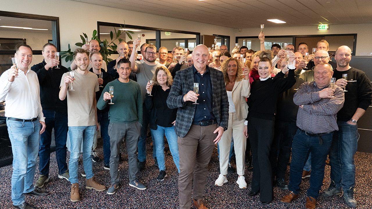 Proostmoment 25-jarig jubileum Medewerkers van BRControls proosten samen op het 25-jarig jubileum
