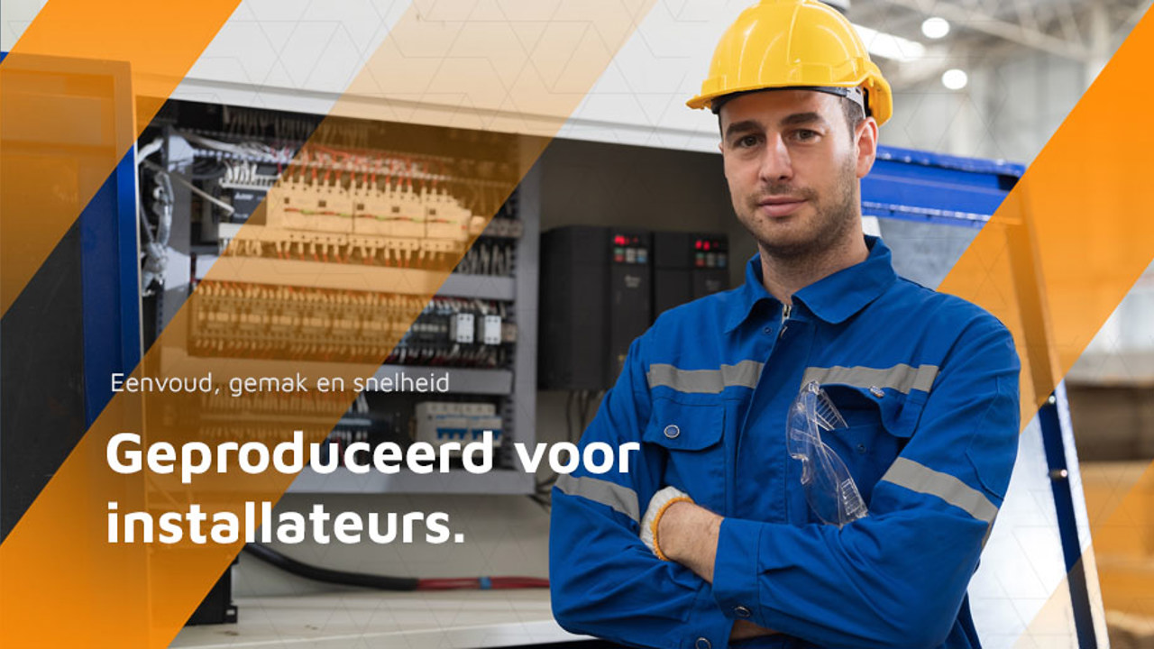 Een installateur met de producten van BRControls